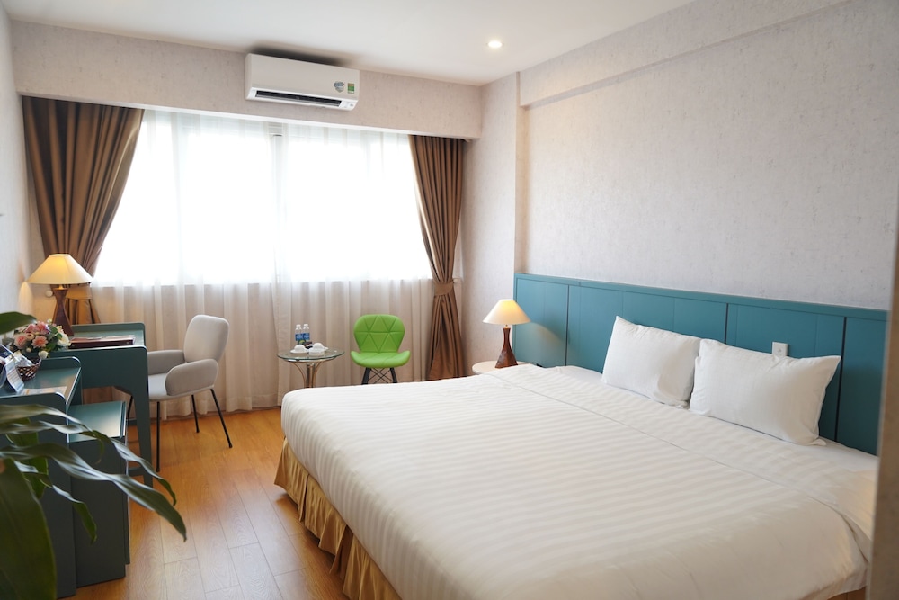 SUPERIOR, TWIN BEDS, CITY VIEW