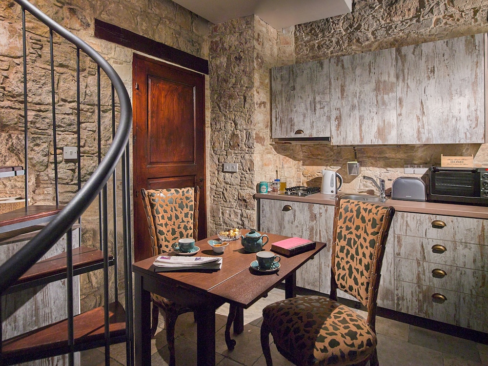 OINOESSA TRADITIONAL BOUTIQUE HOUSES 35/50