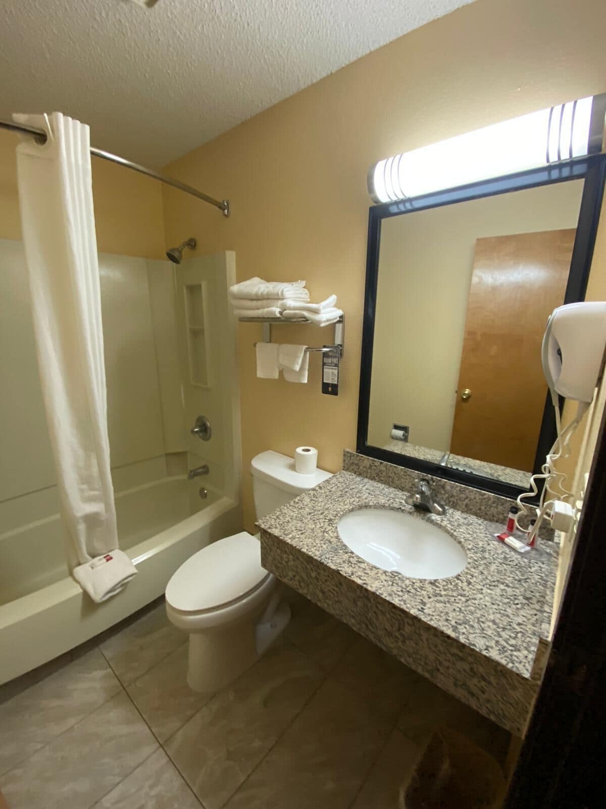 Standard, King Bed, Super 8 By Wyndham Kansas City At Barry Road/Airport 7/7
