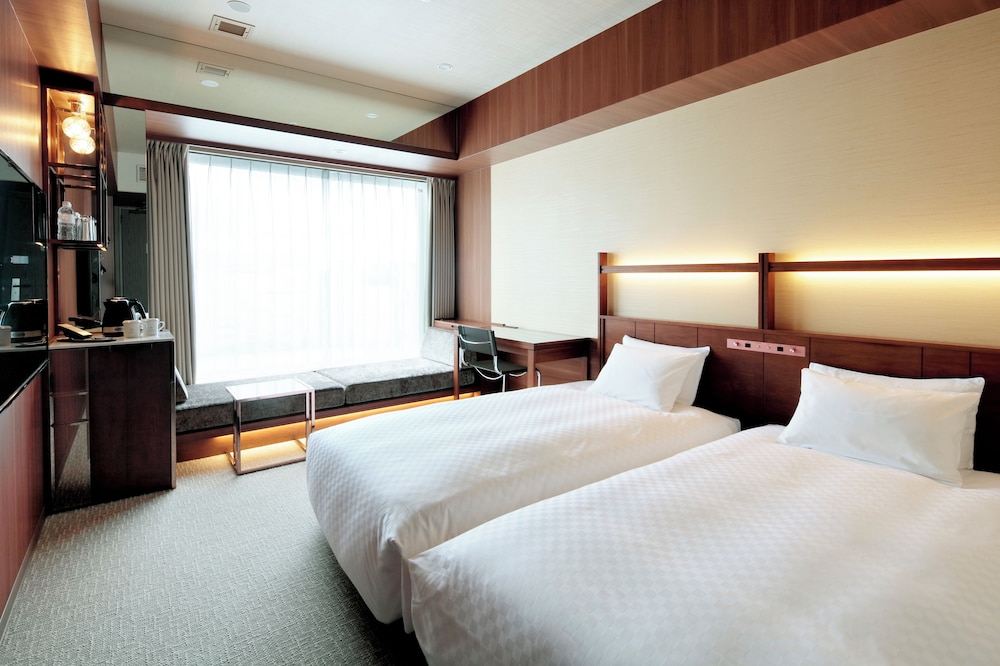 HOLLYWOOD, TWIN BEDS, SOFA, LOUNGE ACCESS, HIGH FLOOR