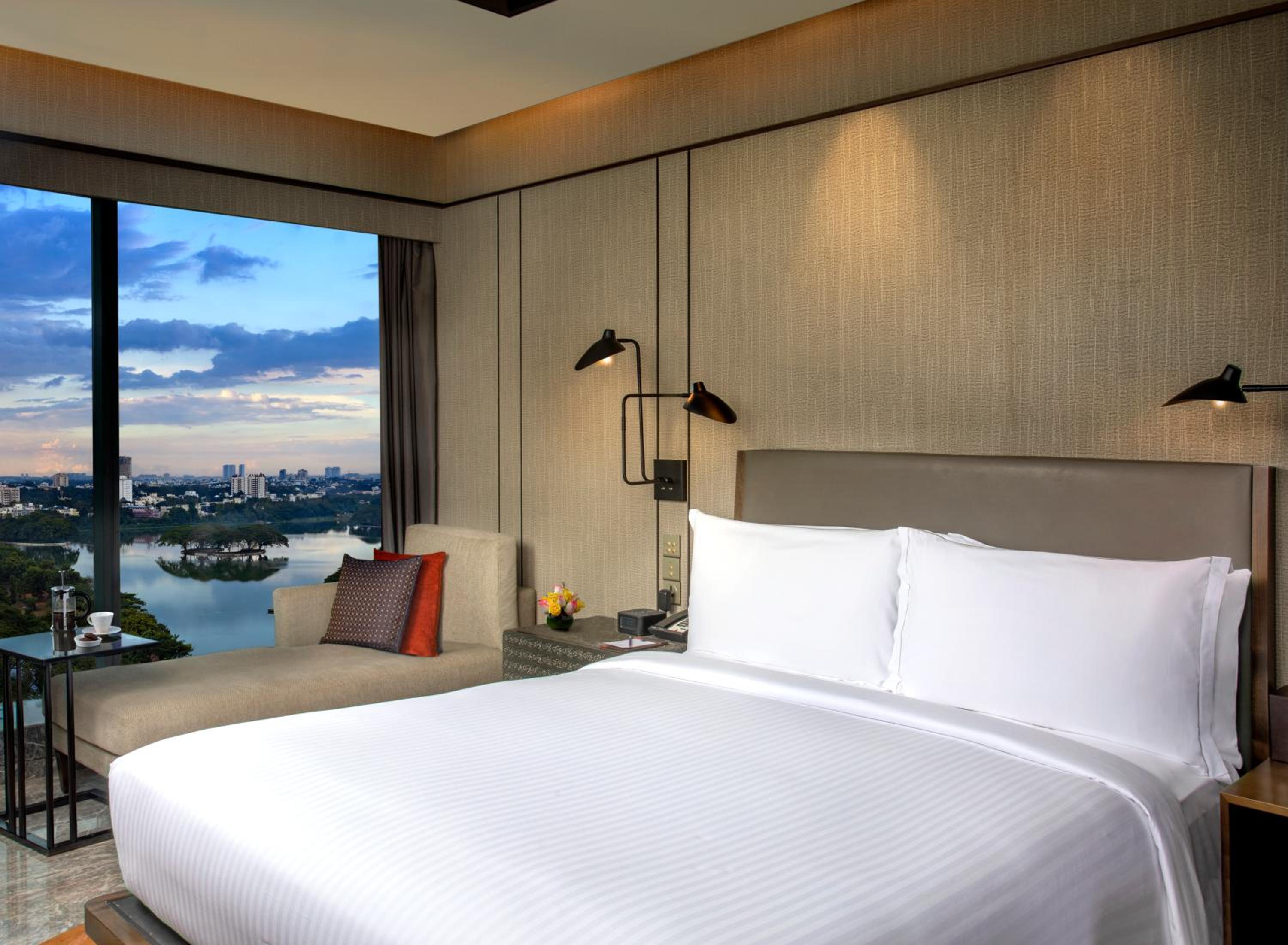 EXECUTIVE, KING BED, BATHTUB, LOUNGE ACCESS