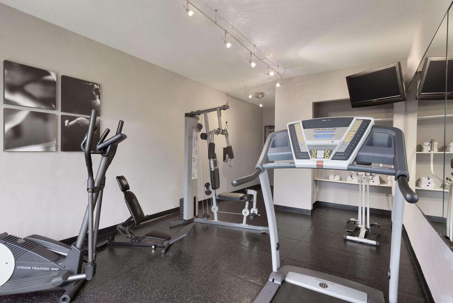 Country Inn and Suites by Radisson, Minneapolis/Shakopee 2/9