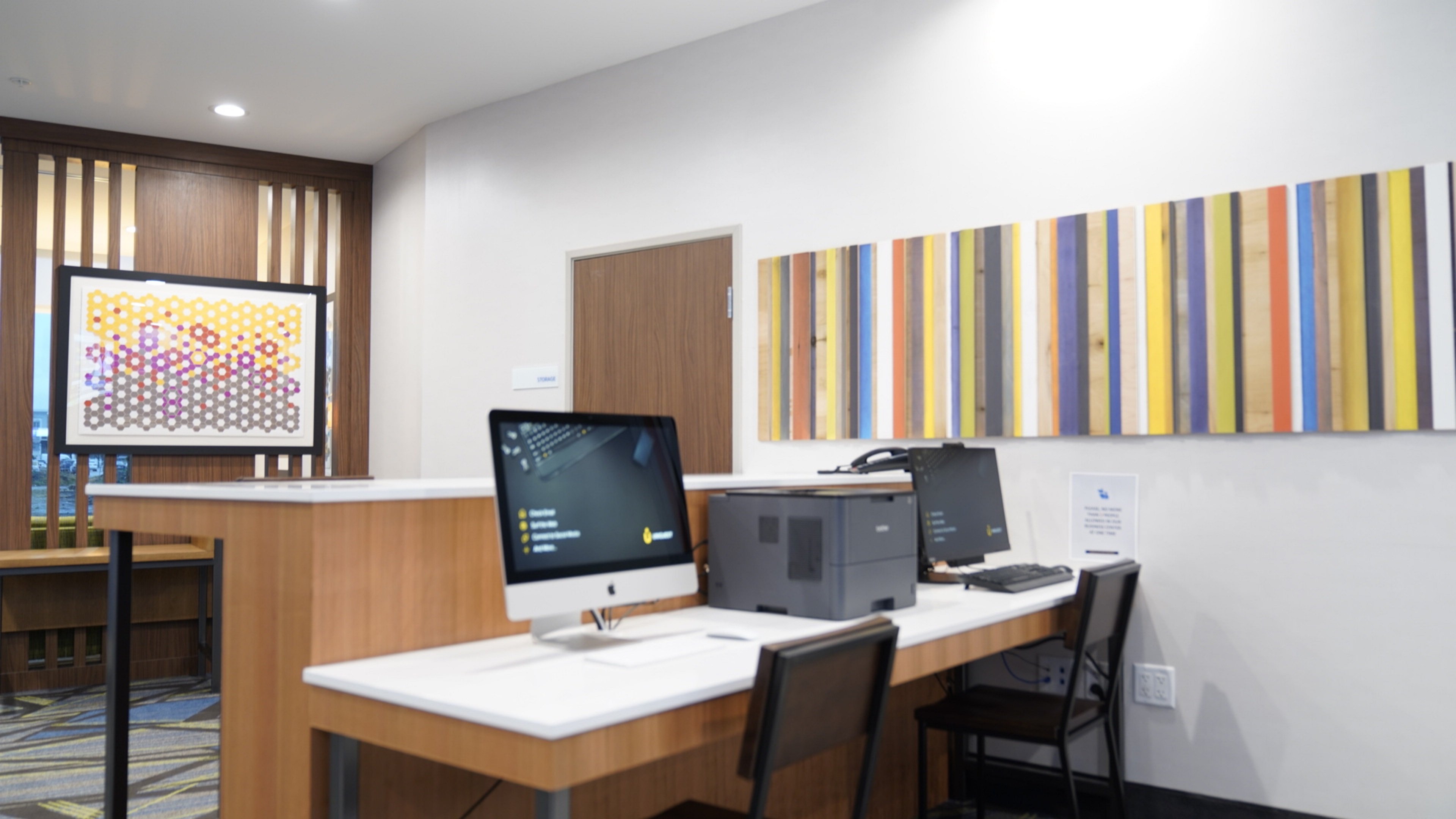 Holiday Inn Express & Suites Dallas Market Center – Love Fi 53/57