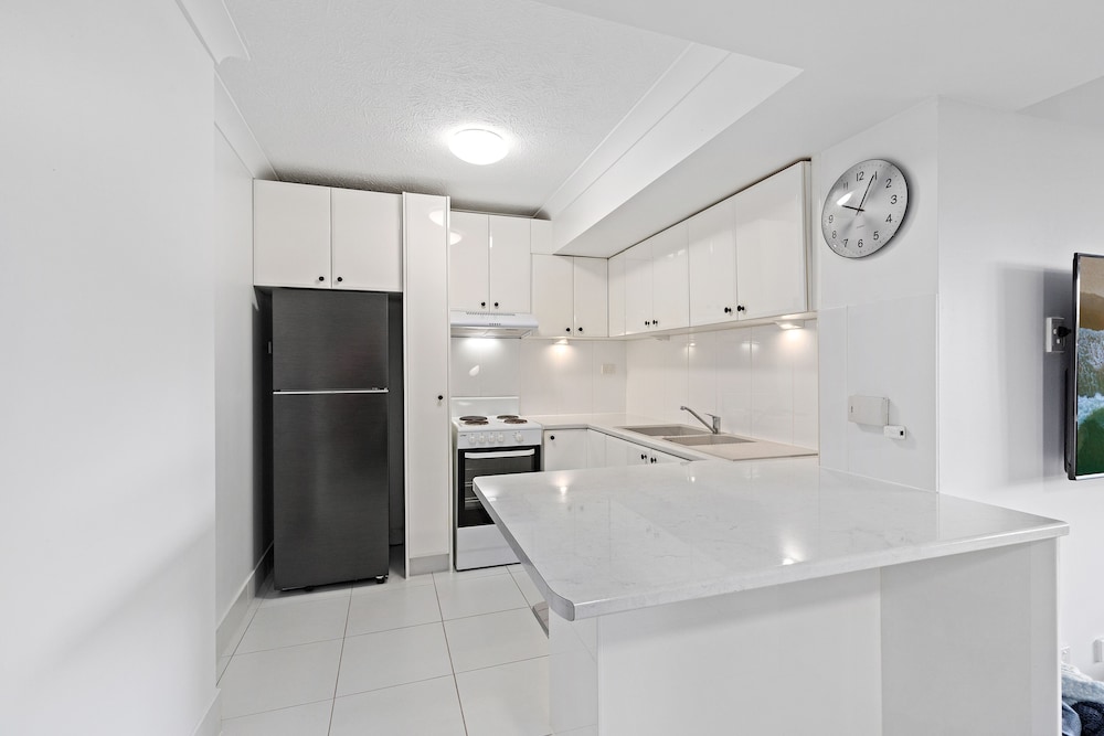 Pacific Resort Broadbeach 12/77