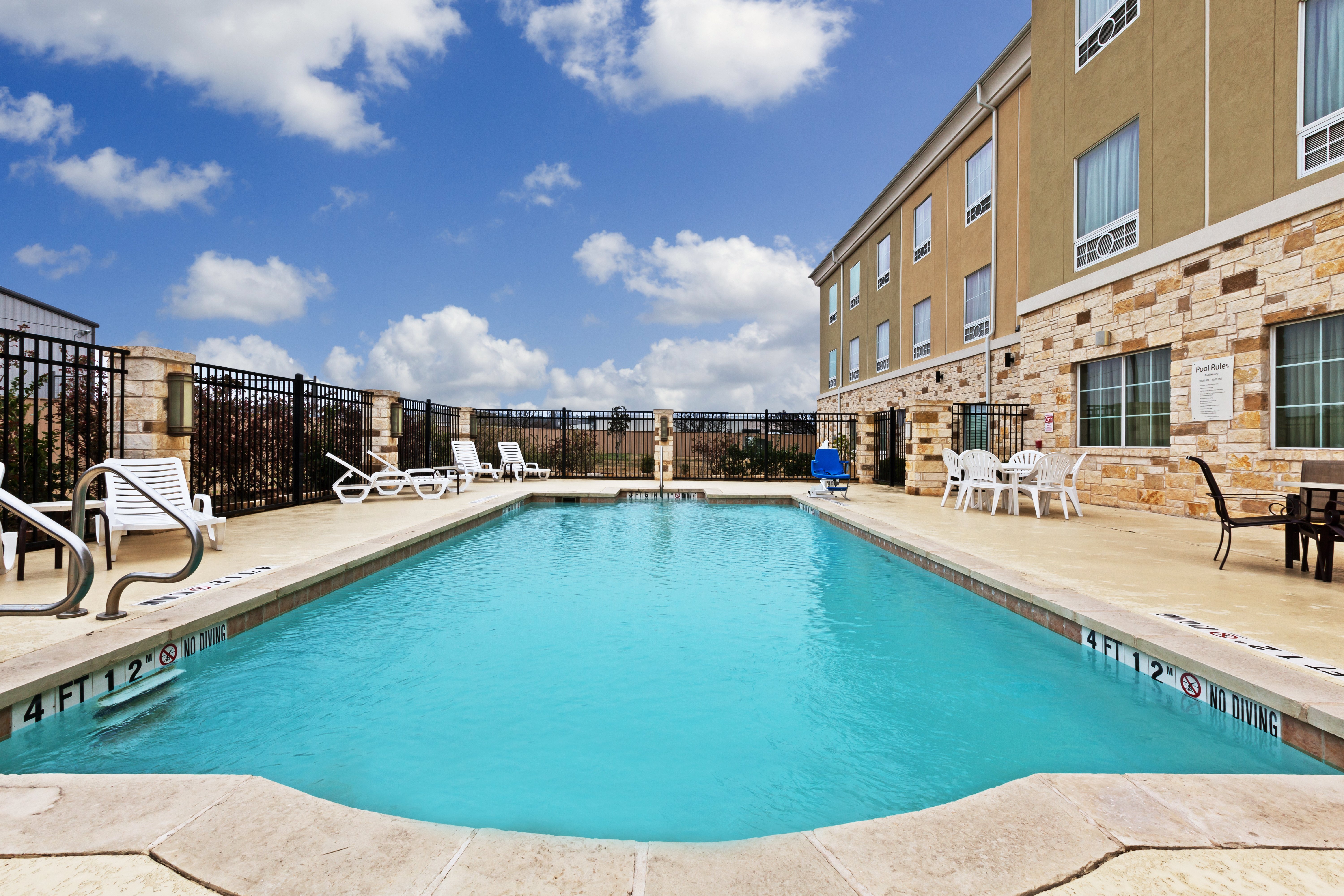 Holiday Inn Express Hotel And Suites Brady 46/47