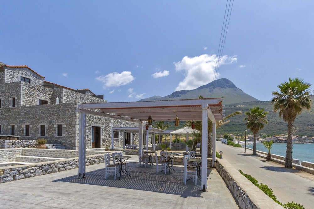 ITILO TRADITIONAL HOTEL 64/68