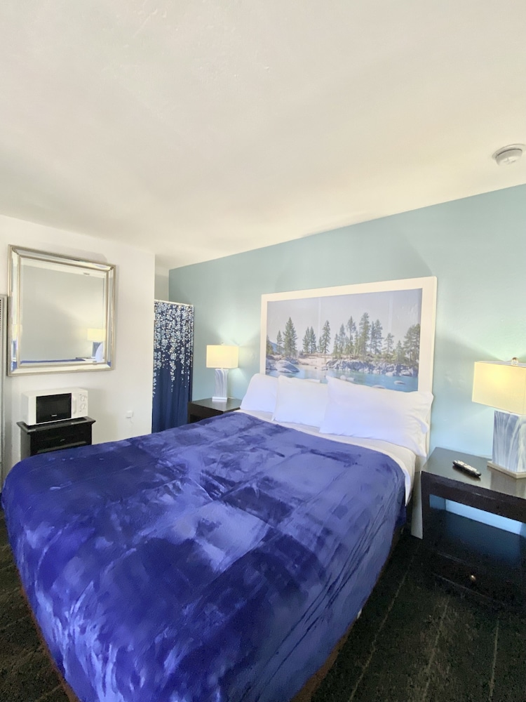 Bluebird Day Inn & Suites 39/68