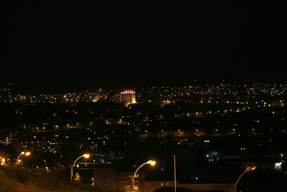 Nairi Hotel 65/68
