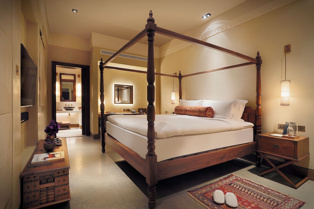CHEDI SUITE