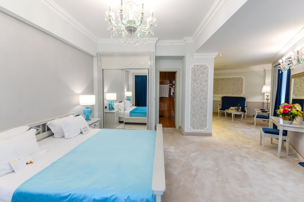 Phoenicia Grand Hotel 34/74