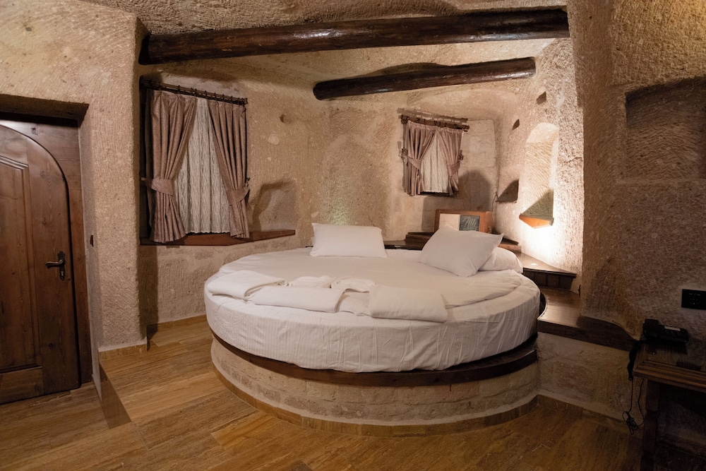 ROMANTIC, DOUBLE BED