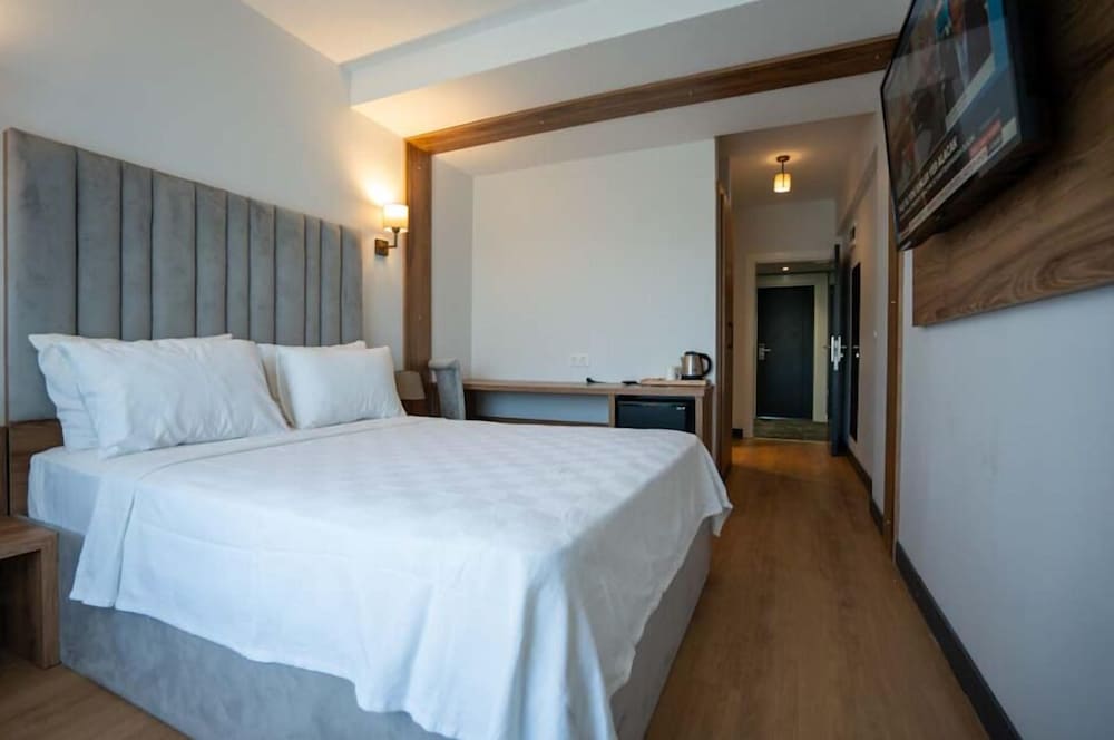 Lake Life Hotel 9/50