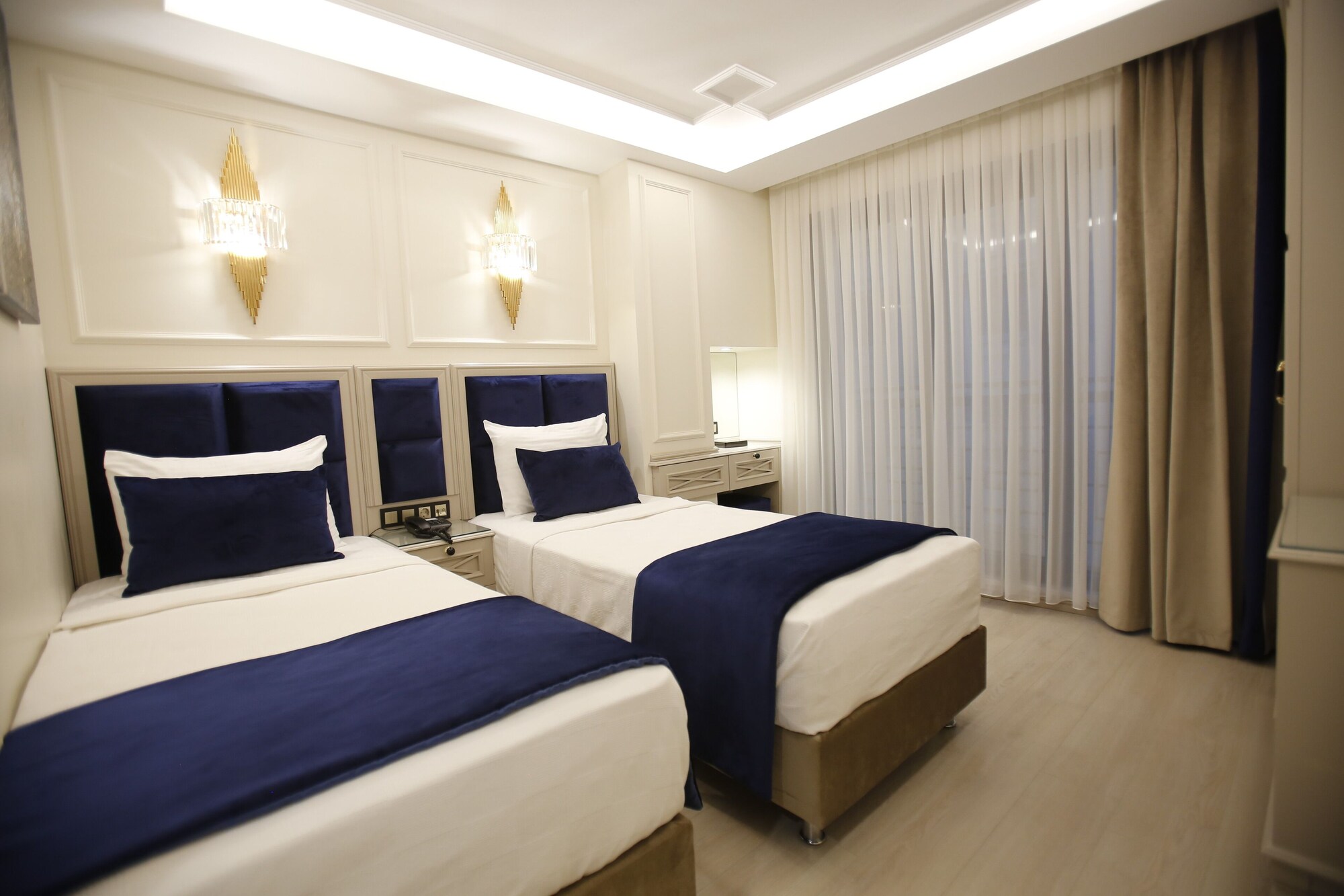 DELUXE, DOUBLE OR TWIN BED