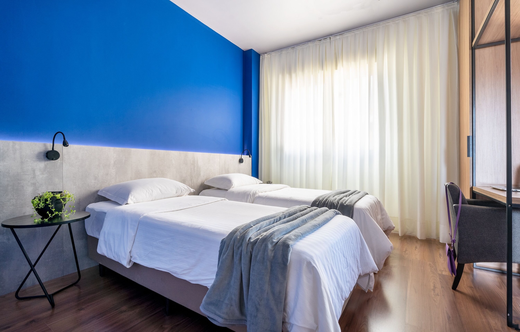 EXECUTIVE, TWIN BEDS