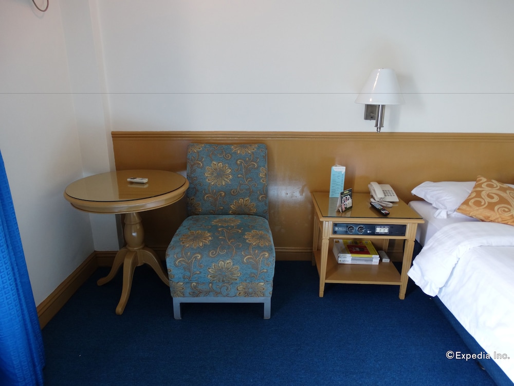 Aloha Hotel 22/48