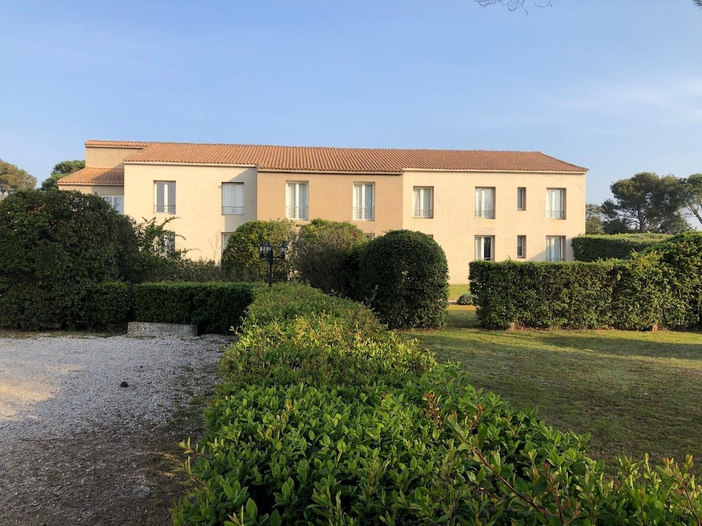 LES AUBUNS COUNTRY HOTEL 36/45