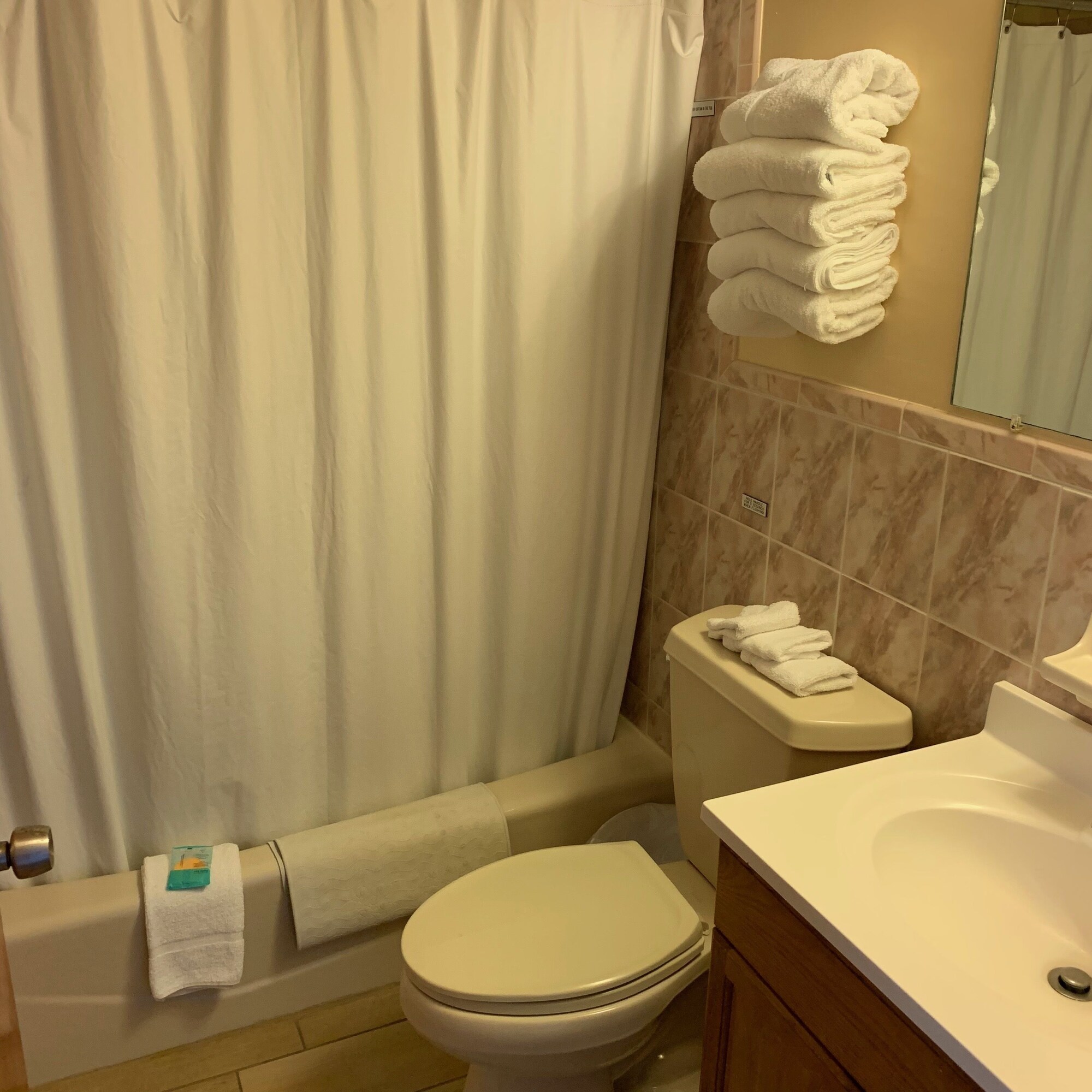 2 Bedrooms, Efficiency, Suite, 1 King and 2 Double Beds، Roman Holiday Motel 2/2