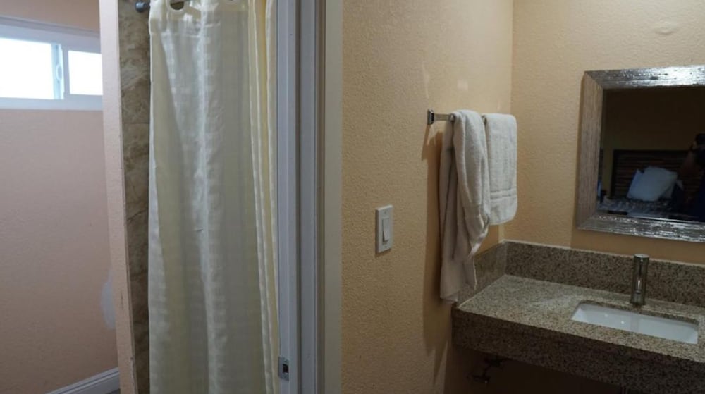 Holly Crest Hotel - Los Angeles, LAX Airport 22/26