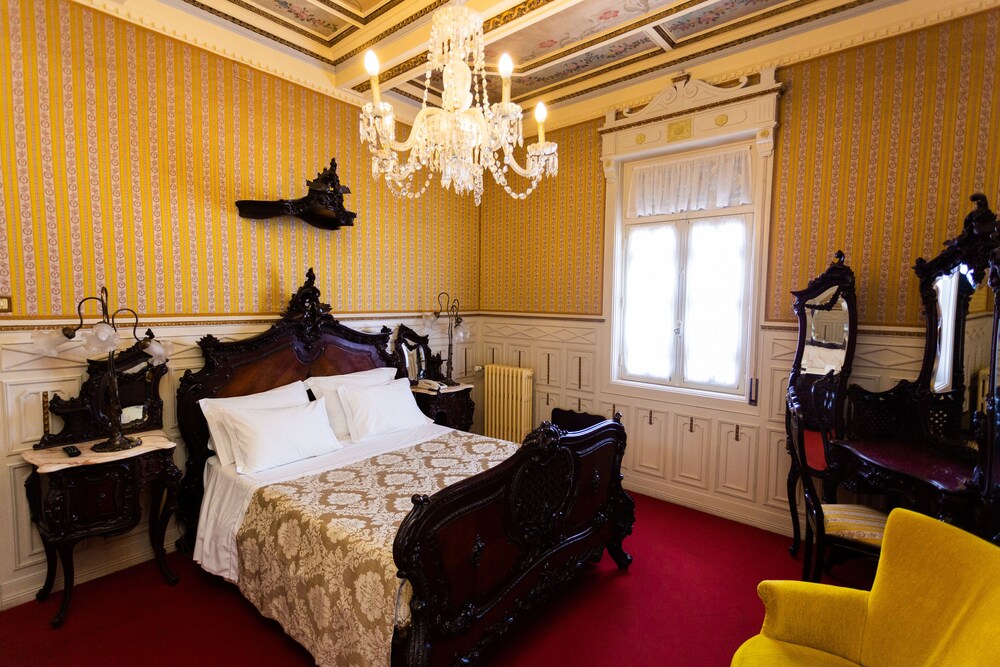 ROYAL, SUITE