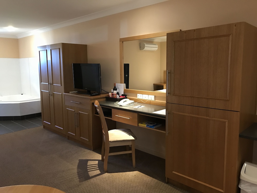 Sunseeker Motor Inn 9/66