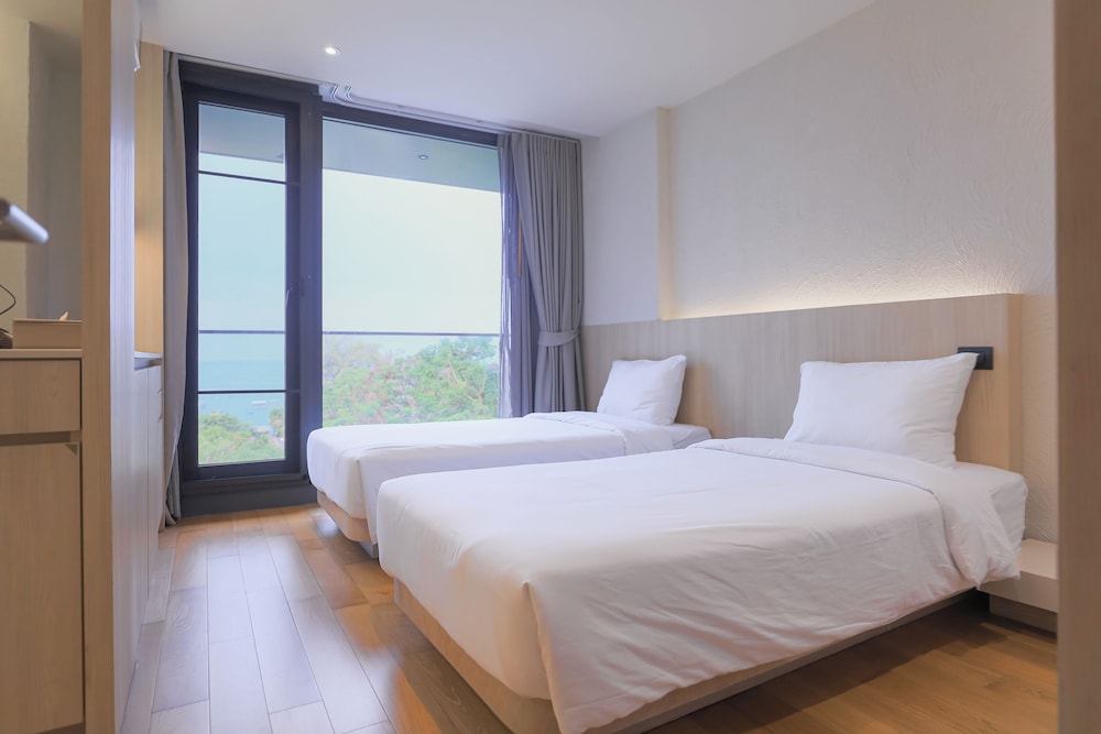 Balcony Seaside Sriracha Hotel Serviced Apartments 12/34