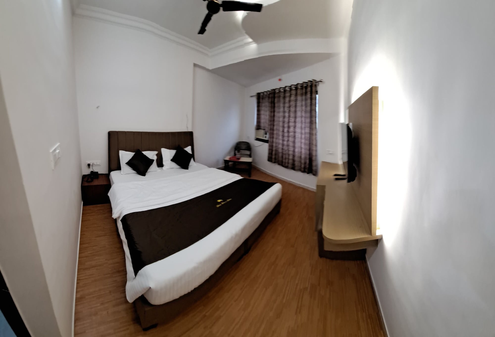 DELUXE, DOUBLE BED