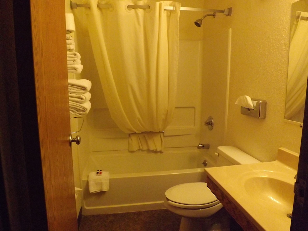 Super 8 by Wyndham Sidney NY 11/30