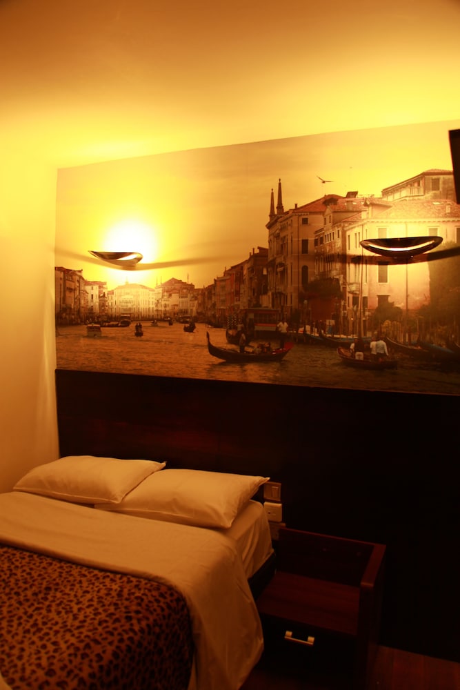 Exhibition Court Hotel 4 43/61