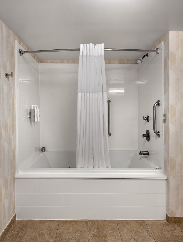 جناح بسرير كينج مع أريكة بمطبخ صغير، Hampton Inn Helen 4/5