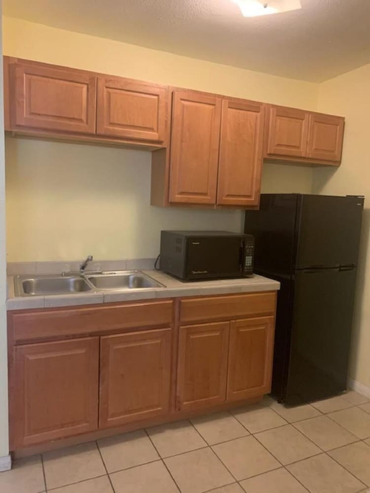 Europa Inn & Suites 4/40