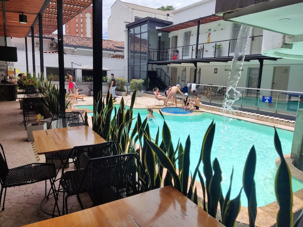 Medellin Vibes Hostel 56/70