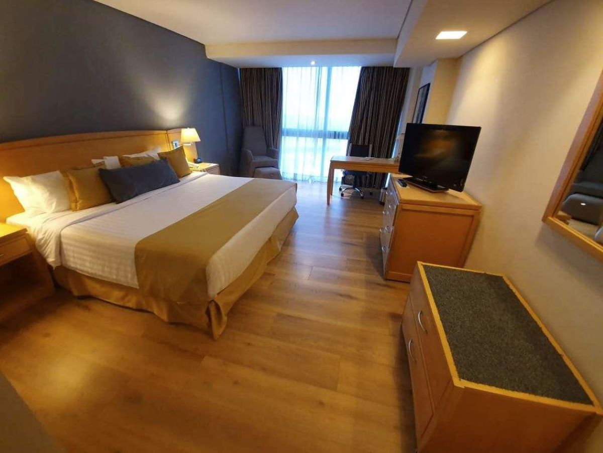 SUITE, KING BED