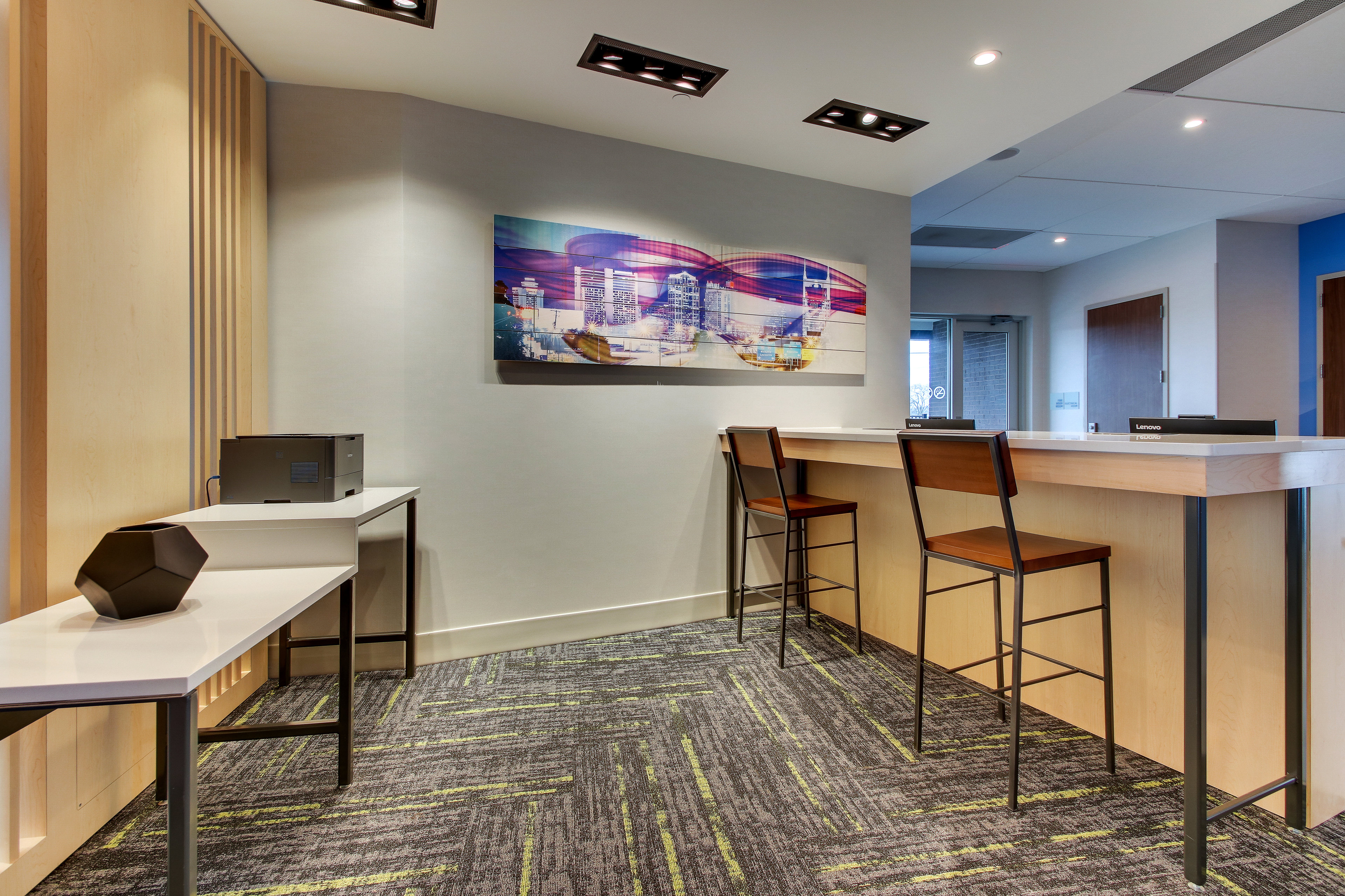Holiday Inn Express & Suites Nashville Metrocenter Downtown 54/64
