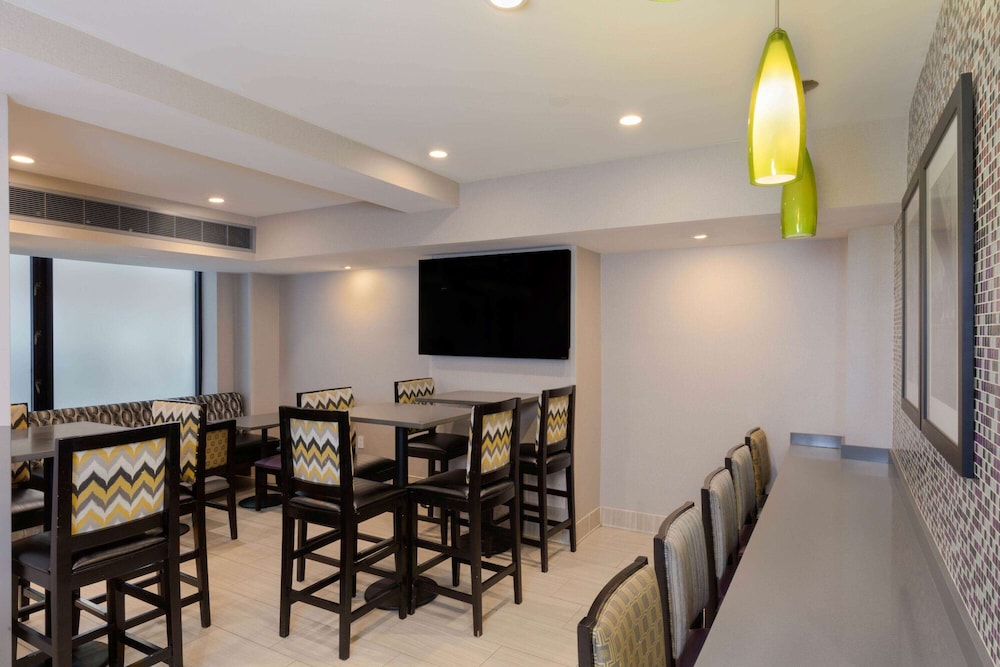 La Quinta Inn & Suites by Wyndham New York City Central Park 53/61
