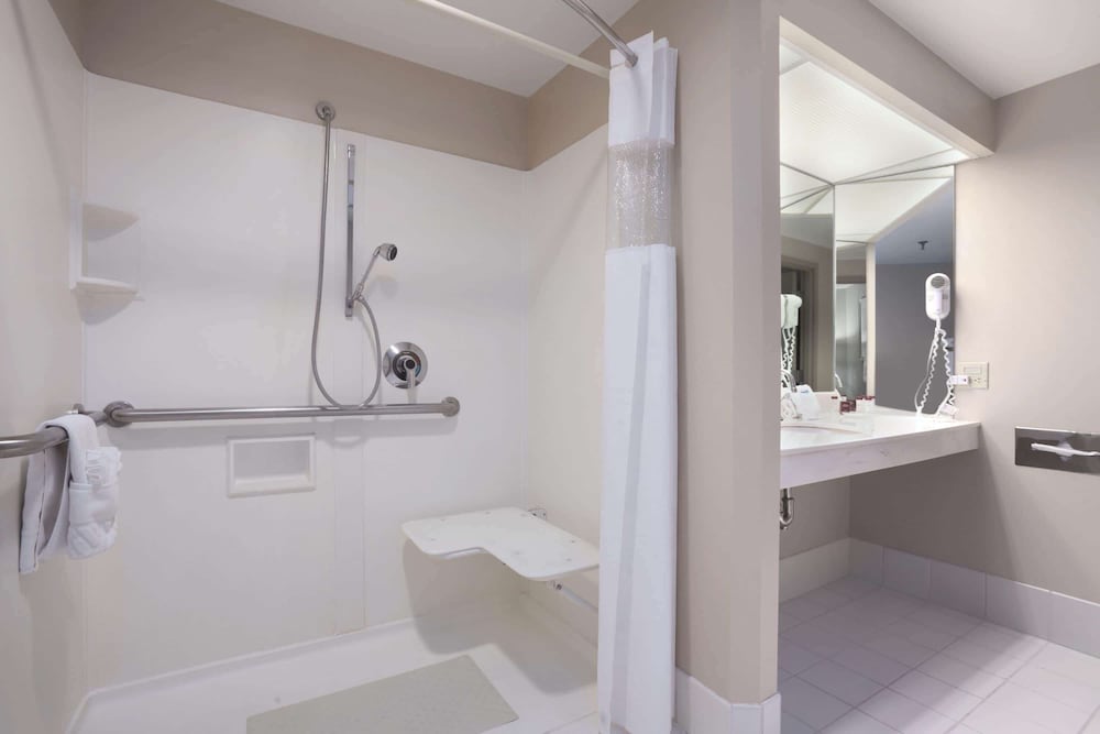 41 Lakefront Hotel, Trademark Collection by Wyndham 12/50