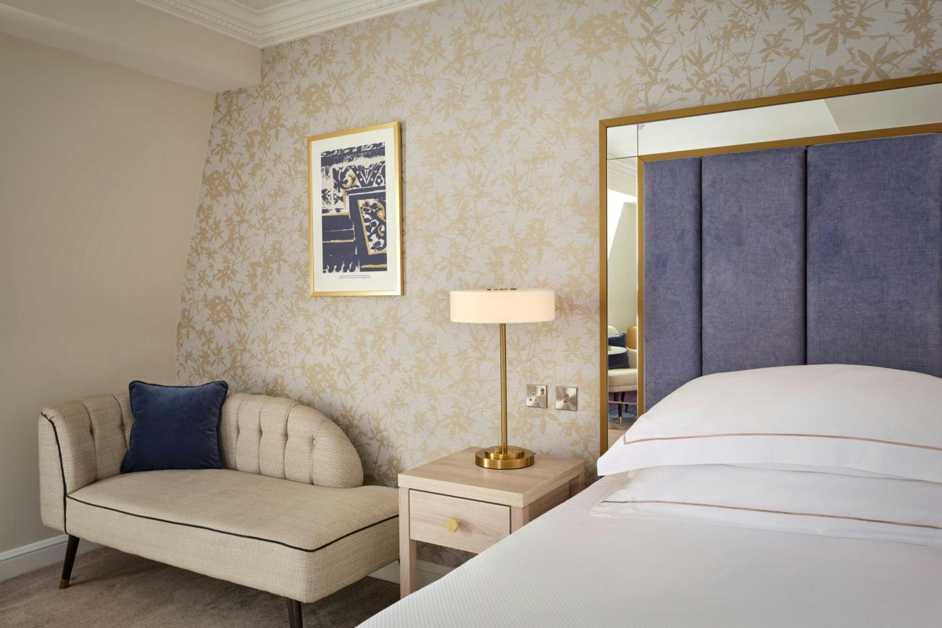 Classic, Queen Bed, Atrium View
