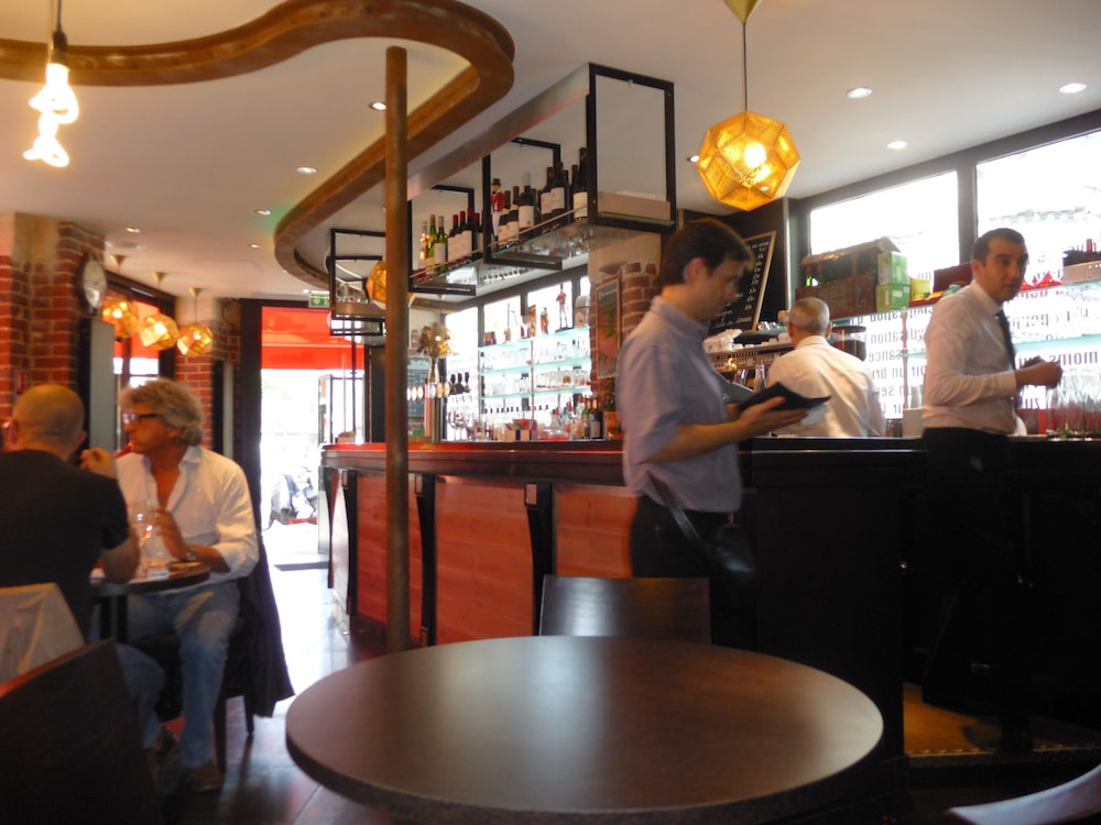 CAFE HOTEL DE L'AVENIR 22/25