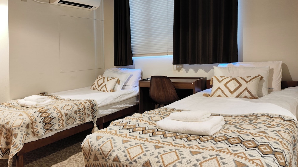ROOM, TWIN BEDS