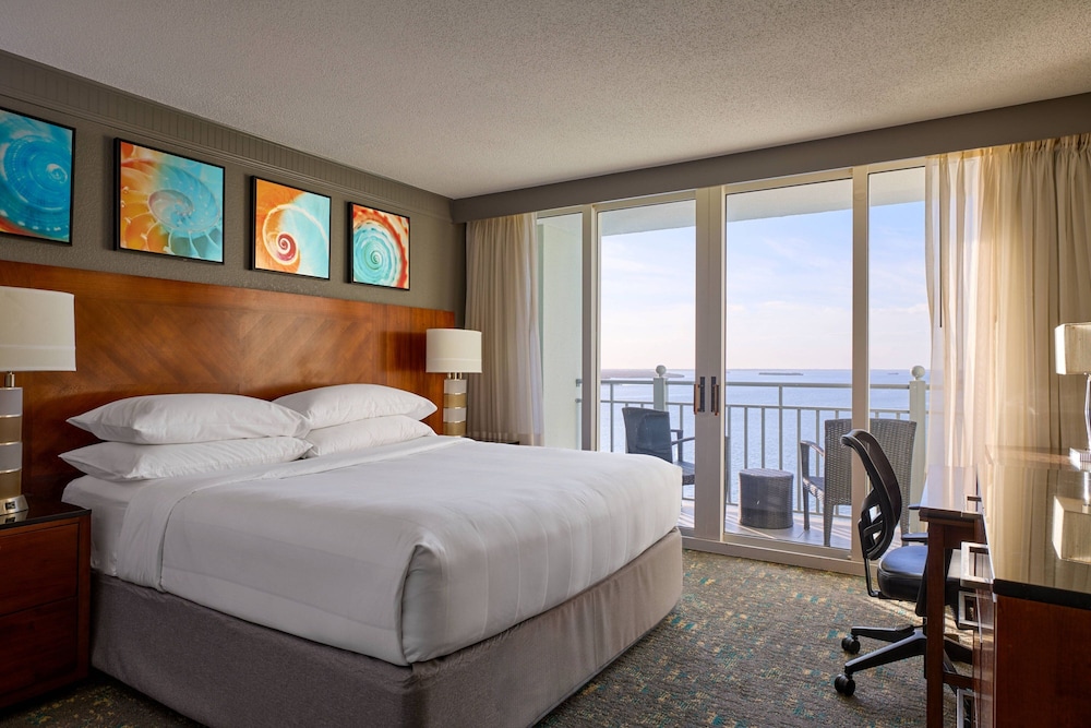 Guest Room, King Bed, Water View, Captiva Tower, Accessible