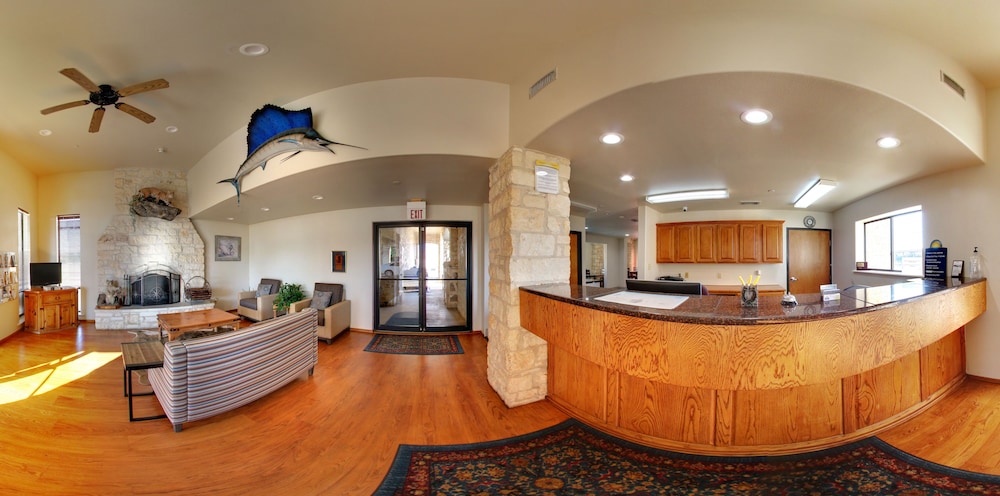 Days Inn Suites Llano 4/36