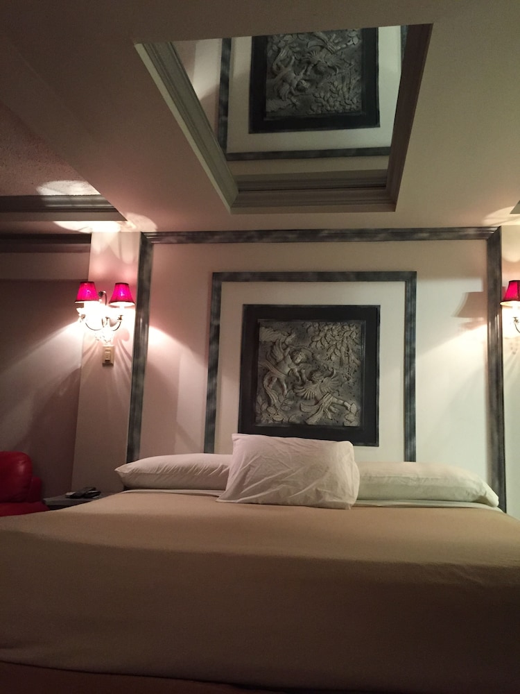 Wildwood Inn Tropical Dome & Theme Suites 37/74