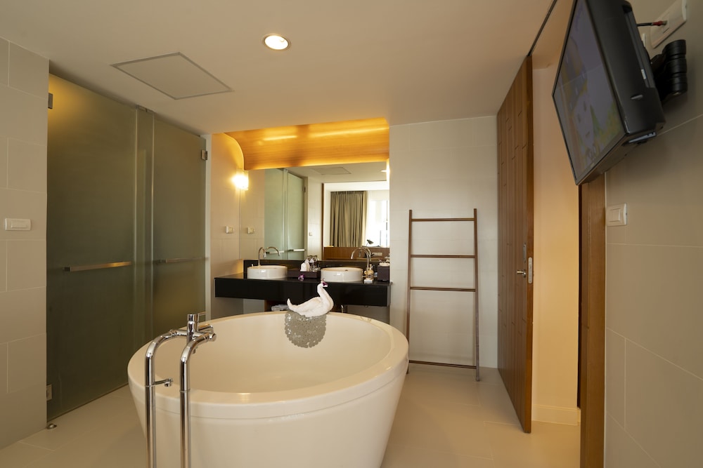 Family Suite, King Bed, 2 Sofa, Hot Tub