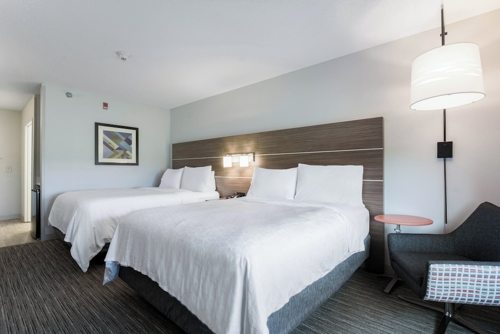 Suite, 2 Queen Beds, Bathtub, Accessible