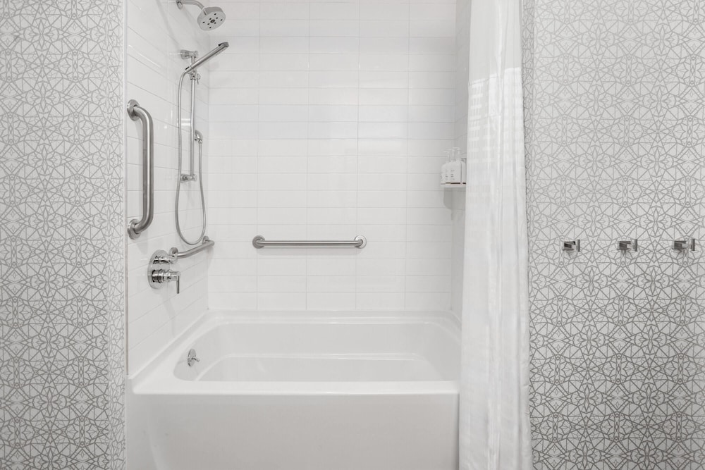 La Quinta Inn & Suites by Wyndham Jamaica NYC/JFK AirTrain 41/41
