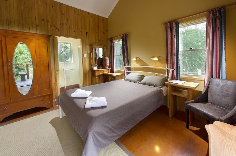 GLASS HOUSE MOUNTAINS ECOLODGE 14/34