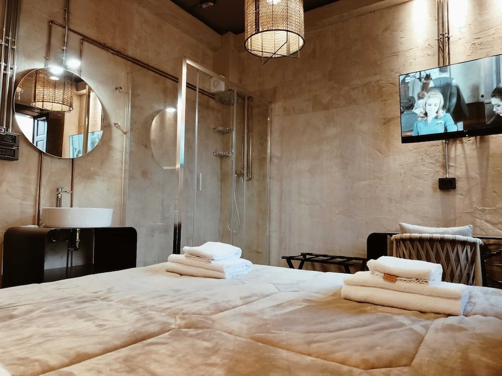 FRENCH, SUPERIOR, SHARED BATHROOM