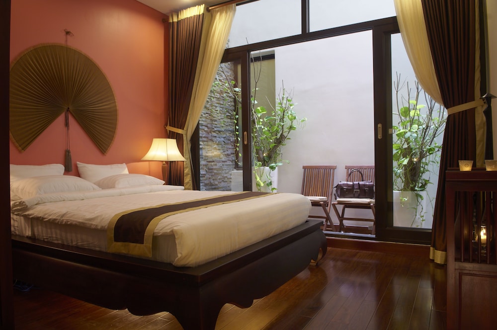 SUITE, MAIN BUILDING