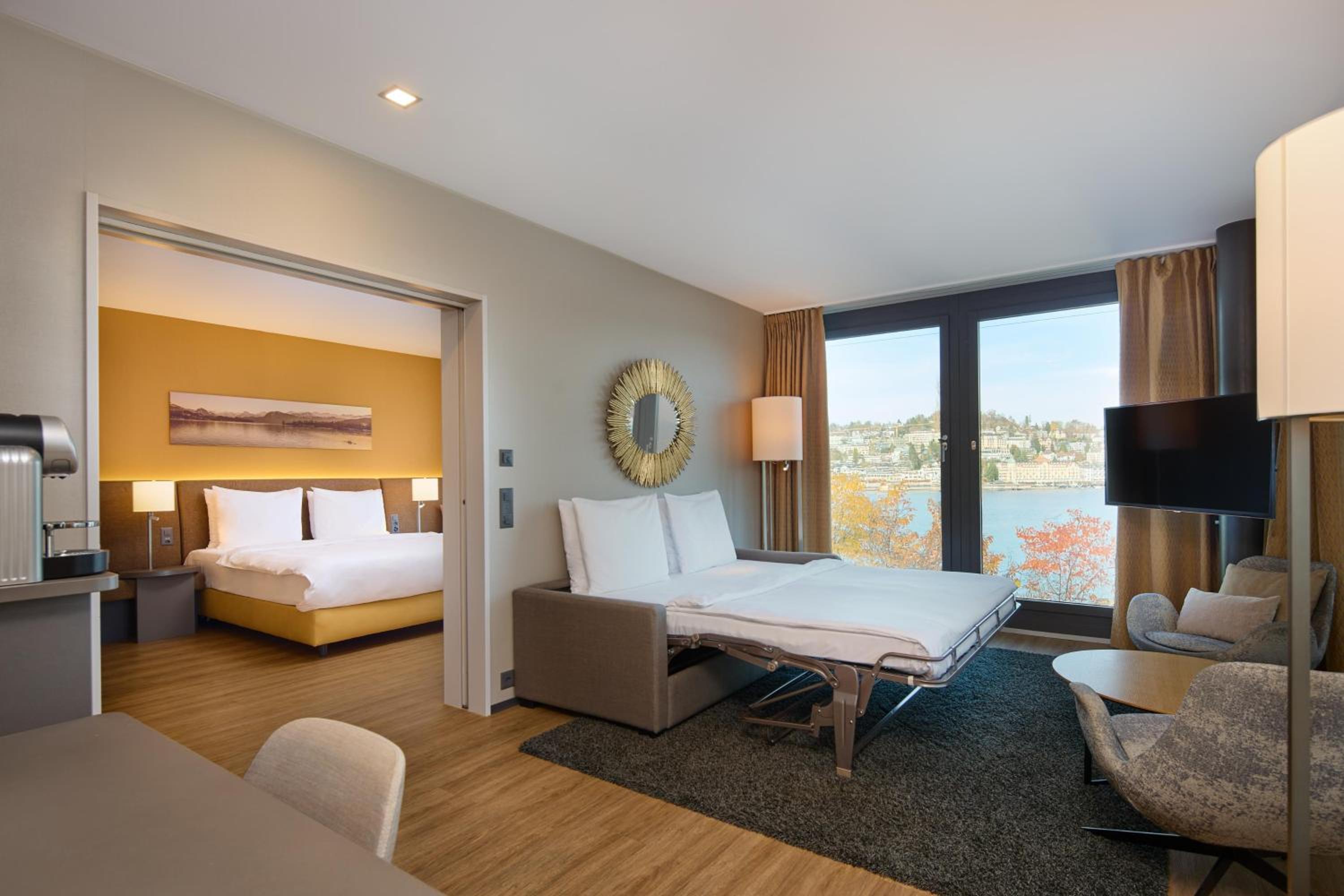 Suite, Queen Bed, Lake Side