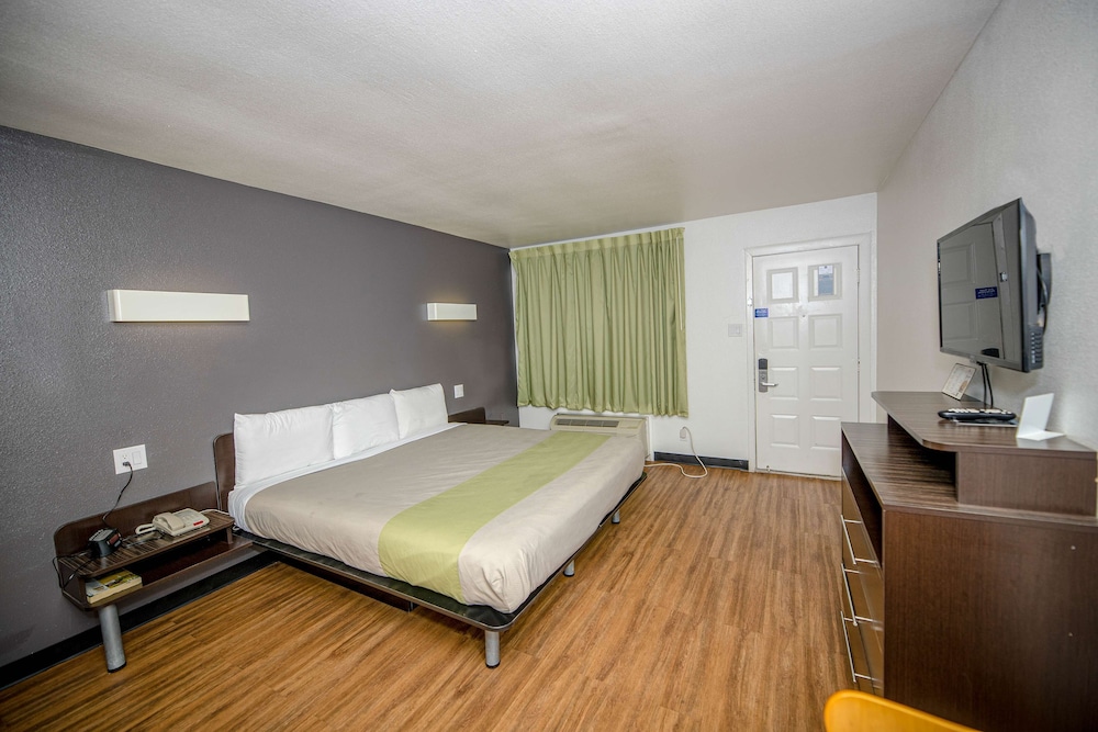 DELUXE, KING BED, KITCHENETTE, SMOKING