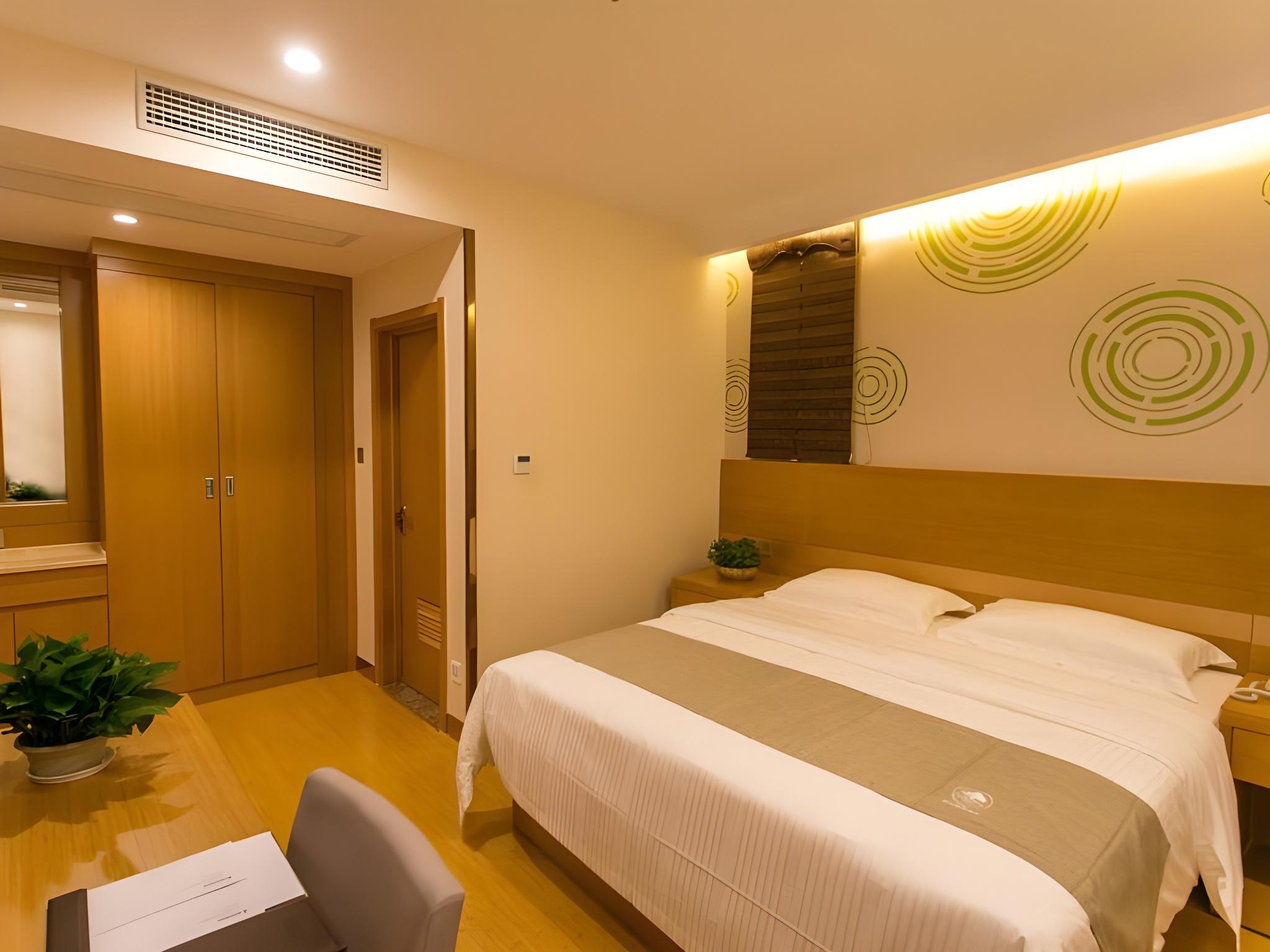 ROOM, DOUBLE BED, NO WINDOW